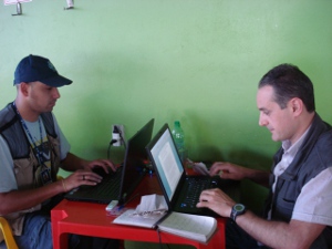 Carlos e Lauro editando os materiais do primeiro dia de viagem em um bar em Frederico Westphalen