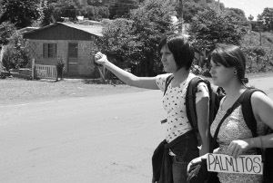 1_CAPA-Com_placa_inidcando_o_sentido,_ficavamos_ao_lado_da_BR_pedindo_carona_-Foto-Edite_Stentzler