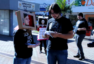 Muitas pessoas tiraram um tempinho do seu dia para prestigiar o trabalho dos alunos e ficar por dentro do funcionamento da televisão. Foto: Carolina Marostega.