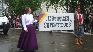 Crendices, lendas e supertições estiveram presentes como tema em grande parte do desfile. Foto: Jaqueline Barcelos.