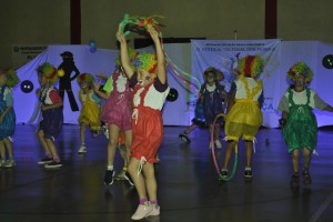 Crianças apresentam-se no XI Festival de Dança em Caibi. Foto: Tamires Zortréa.
