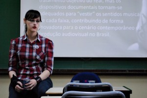 Caroline Govari Nunes apresentando seu artigo nas Sessões de Comunicações do Congresso. Foto: Talita Moraes.