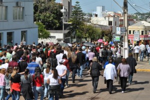 Fiéis saem em frente à Catedral, rumo a procissão. Foto: Aline Magri.