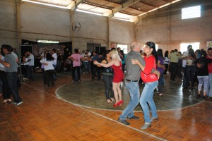 Festa segue animada com dança pela parte da tarde. Foto: Tamires Zortéa.