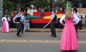 Dança do facão em frente ao palaque. Foto: Michélli Bokorni.
