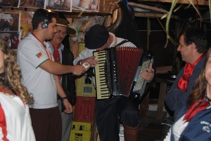 Gaiteiro acompanha os trovadores que disputam para chegar à final. Foto: Tamires Zortéa.