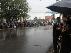 Nem mesmo a chuva foi capaz de afastar o público. Foto: Jaqueline Barcelos.