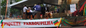 O churrasco foi assado durante as apresentações e as ovelhas tosquia. Foto: Michélli Bokorni.