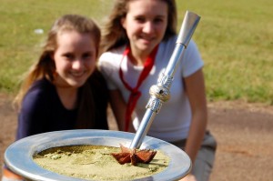 Mesmo com o aumento significativo do preço da erva mate, as pessoas adeptas não abandonam o hábito de tomar o chimarrão. Foto: Rejane Fiepke.