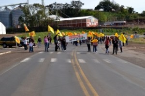 Manifestante fechando o Br 386 em Frederico Westphalen. Foto: Rádio comunitária 97.9. 
