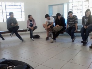 Adriele Manjabosco e estudantes da UFSM-FW em meio a reunião ocorrida nesta terça-feira. Foto: Jaqueline Barcelos.