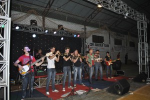 A banda Novo Milênio foi a segunda banda a tocar e com músicas  dançantes fez o público vibrar. Foto: Carine Zandoná Badke