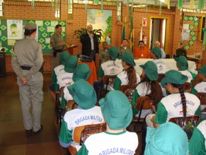 Aulas que desenvolvem a sensibilização das crianças para cuidar do meio ambiente. Projeto Patrulheiro Ambiental Mirim na cidade de Iraí. Foto: Grupo de Polícia Ambiental de FW.