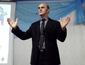 Dr. Nasser é também autor dos livros "99 Dicas de Sucesso" e "O Manual da Vida", onde apresenta um resumo de vários anos de experiência das suas palestras, cursos e consultorias Foto: Dalvane Rafael