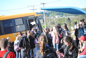 verdadeira multidão para entrar no ônibus na volta do campus até a cidade de FW (Foto: Adriano Dal Chiavon