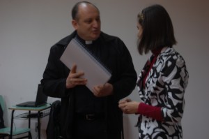 Momento em que Padre Leonir entrega a Bíblia em Braille a Rubia. Foto: Angeli Sortica