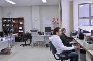Funcionários do Cartório Eleitoral aguardam jovens que já podem tirar o título de eleitor este ano. Foto: Tamires Zortéa.