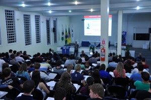 Cerca de 120 pessoas participaram da palestra no auditório da Uri/ campus FW