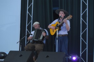 Marcos Vinicius Pinto e Saimon Santin da Costa encerrando a noite com apresentação de músicas gaúchas. Foto: Tamires Zortéa.