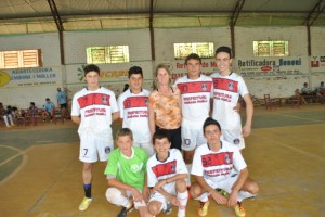 Time da E.E. Ens. Médio Olímpio Garibaldi Villarinho de Sagrada Família, antes do jogo. Foto: Carine Zandoná Badke.