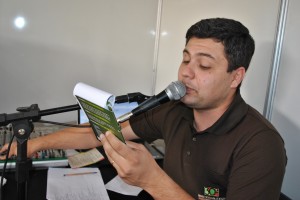 Marcelo Melo é um dos alunos que fizeram a locução durante a feira. Foto: Jéssica Rigon