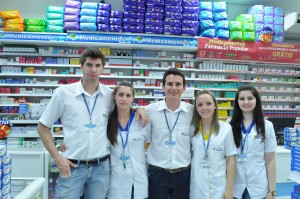 Funcionários em seu local de trabalho no Dia do Balconista. Tamires Zortéa.