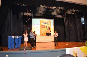 O lançamento teve como ponto alto do evento o momento em que as autoridades puxaram as fitas e mostraram aos presentes o banner oficial da campanha Vestibular de Verão URI. Foto: Alessandro Kessler