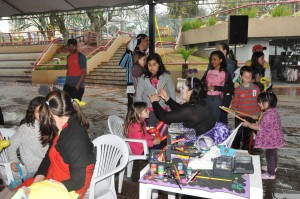 Grupo de animação Artcheduka fazendo maquiagem em crianças. Foto: Tamires Zortéa.