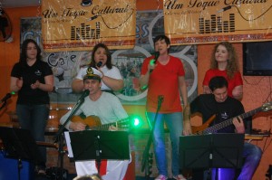 Professores da oficina de música Um Toque Cultural dando início à abertura do evento. Foto: Tamires Zortéa.