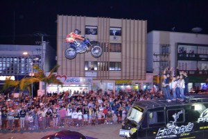 O motoqueiros, realmente flutuavam sobre a platéia durante o show enquanto encatavam e fixavam o olhar da platéia com as manobras. Foto: Alessandro Kessler