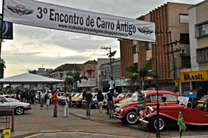 A exposição de carros antigos atraiu a atenção do público que passava e parava para olhar. Foto: Eduarda Wilhelm Possenti.
