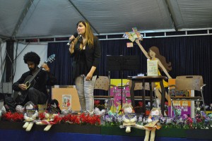 Angélica Rizzi em sua apresentação na feira do livro. Foto: Tamires Zortéa.
