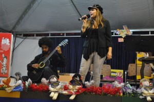 Angélica Rizzi, acompanhada de violonista, apresenta canções em sua apresentação. Foto: Tamires Zortéa.
