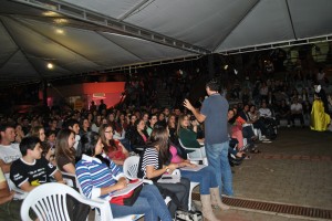 Jairo interagindo com o público. Foto: Carine Zandoná Badke