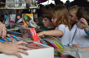 As crianças são o público que mais adquirem livros na feira. Foto: Suzanne Borela.