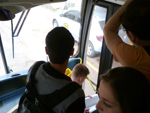 alguns dias a lotação chega a ser de 100% da capacidade dos ônibus. Na foto da última terça feira (01/10) estudantes de pé até na porta do coletivo