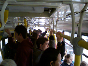 já é rotina os ônibus sempre lotados (Foto: Adriano Dal Chiavon)