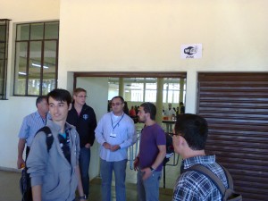 Jorge, administrador do RU, Gean Marcos acadêmico e integrante do DCE e demais estudantes pressionando para uma solução. Foto: Adriano Dal Chiavon