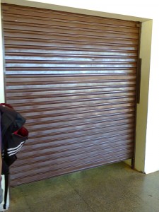 porta de entrada para o RU fechou enquanto os estudantes estavam ansiosos para almoçar. Foto: Adriano Dal Chiavon