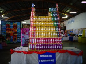 Tabela Periódica feita com litros, uma das artes presentes na feira. Foto: Tamires Zortéa.