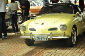 O modelo Karmann Ghia, da Volkswagen, chegando para ser exposto. O encontro reuniu vários clássicos da VW. Foto: Talita Moraes.
