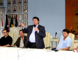 Deputado Altemir Tortelli em reunião com os vereadores de Crissiumal.  Foto: Neila Daronco