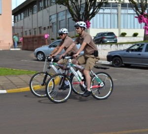 Policiais fazendo o policiamento nas ruas de Xanxerê-SC. Foto: Carol Debiasi