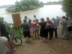 Percebe-se ao fundo a ilha, e à esquerda a placa com o aviso do Corpo de Bombeiros. Foto: Jéssica Rigon