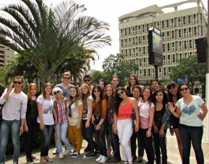 Turma do segundo semestre do curso de Jornalismo, juntamente com a Profª Janaína Gomes, chegando em Porto Alegre. 