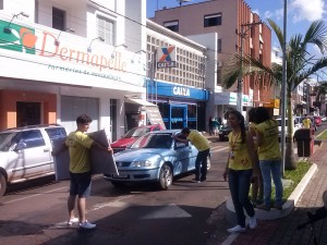 Voluntários da comunidade de dependentes químicos de Palmeira das Missões realizou pedágio solidário em Frederico Westphalen. Foto: Alessandro Kessler