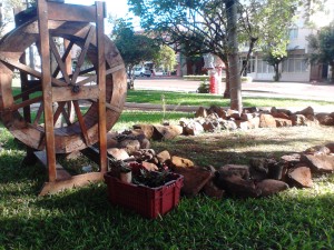 Roda d´água sendo montada na praça como um dos enfeites natalinos. Foto: Tamires Zortéa.