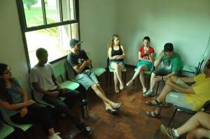 alguns integrantes do GAEXT Kaiowá conversando antes do inicio do muralismo. Foto Adriano Dal Chiavon.
