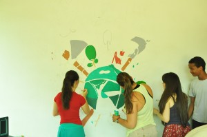 apoiadores do grupo pintando a parede da fachada. Foto Adriano Dal Chiavon