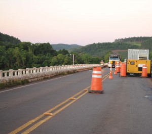 Ponte sobre Riu Uruguai com um dos lados isolados por cones e gerador. Foto: Tamires Zortéa.